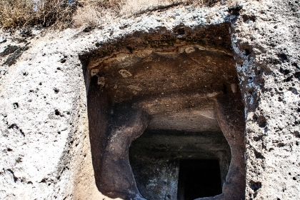 Necropoli di Partulesi, ingresso con architrave scolpito