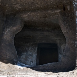 Necropoli di Partulesi, portello con cornice e architrave