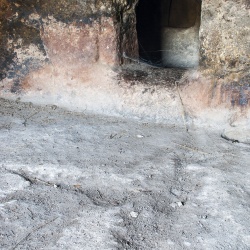 Necropoli di Partulesi, interno di una cella con coppella nel pavimento