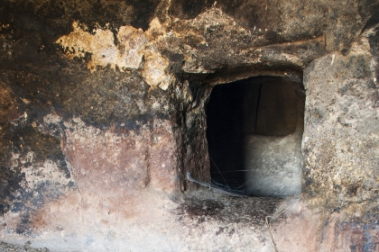 Necropoli di Partulesi, interno di una cella con coppella nel pavimento